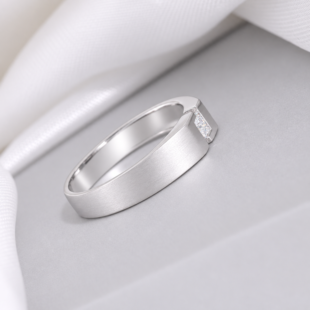 M124 - 5 mm. Natural Diamond Ring