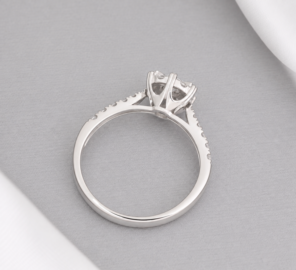 ์NW28 - 0.20 CT GIA Natural Diamond with Side Stone