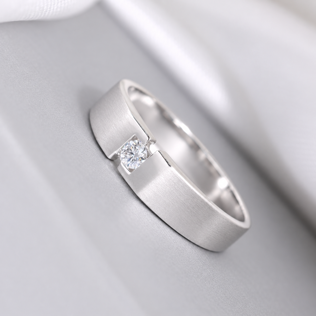 M124 - 5 mm. Natural Diamond Ring