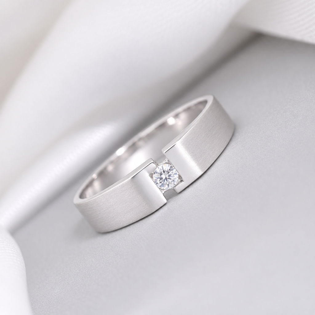 M124 - 5 mm. Natural Diamond Ring