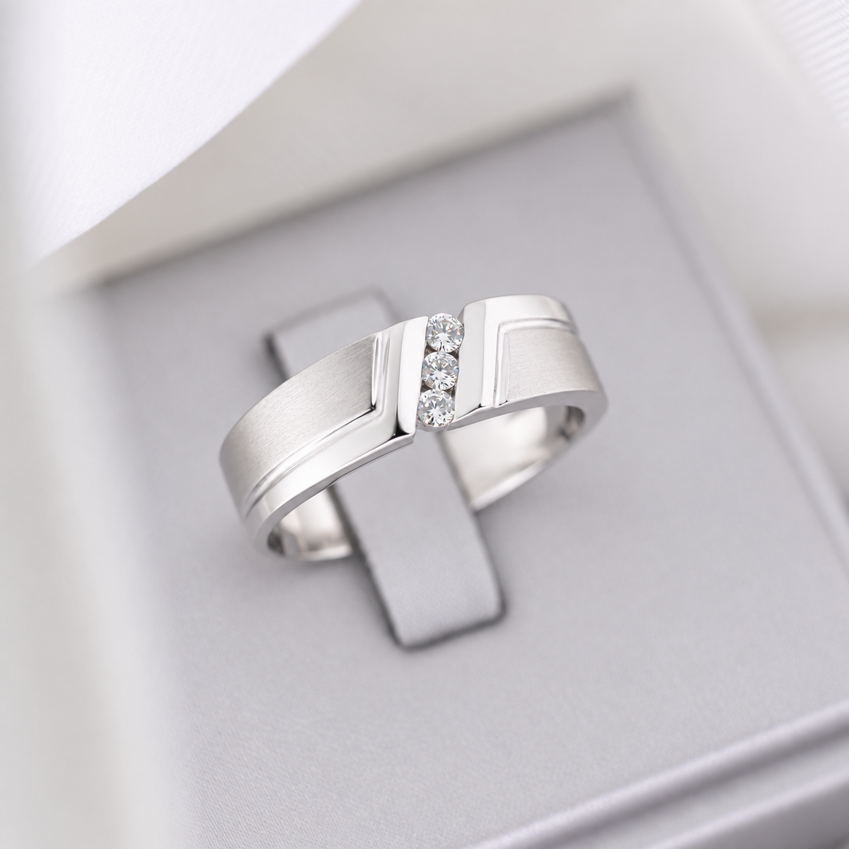 M127 - 6 mm. Natural Diamond Ring