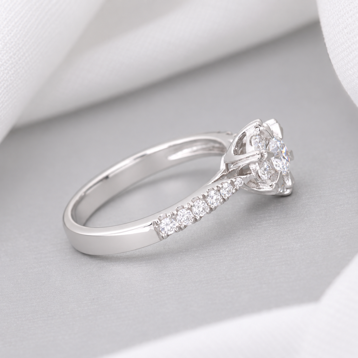 ์NW28 - 0.20 CT GIA Natural Diamond with Side Stone