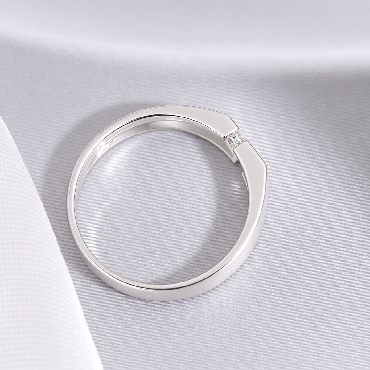 M124 - 5 mm. Natural Diamond Ring