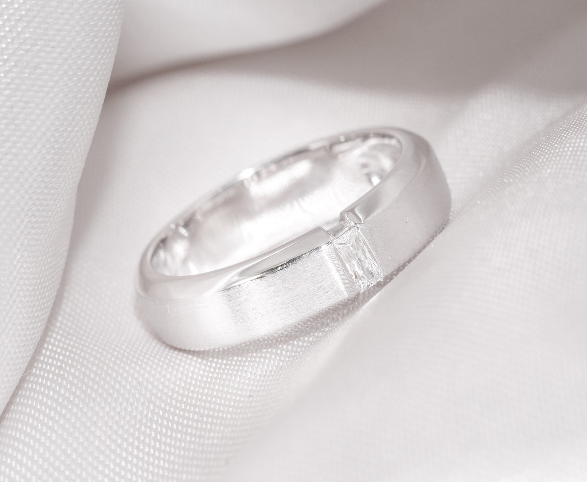 M107 -  Natural Diamond 0.15 CT - หน้ากว้าง 5.7 mm.