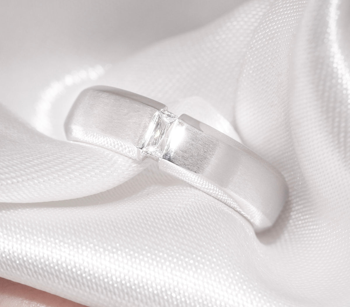 M107 -  Natural Diamond 0.15 CT - หน้ากว้าง 5.7 mm.